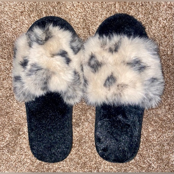 Designer Inspired Faux Fur Slides/Sandals - Picture 3 of 5